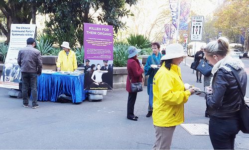 图1:法轮功学员在悉尼海德公园举办讲真相活动