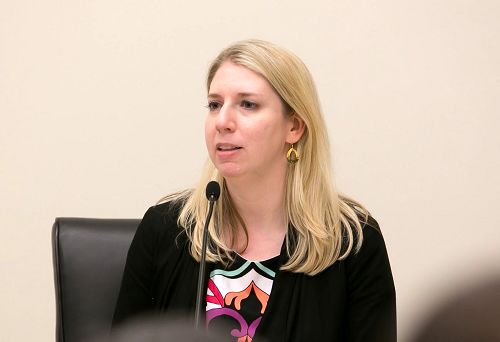 美国国际宗教自由委员会(USCIRF)东亚分析员穆弗德(Tina Mufford)女士赞赏法轮功学员的勇气鼓舞人心。