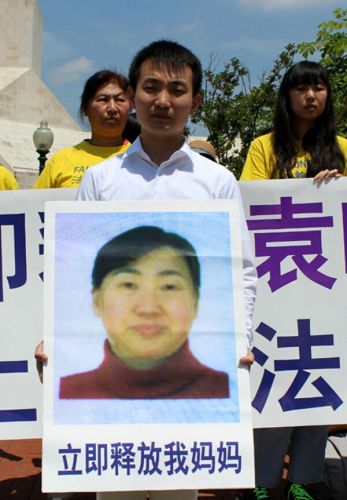 五月二十七日中午,美国华府居民杜海芃在中共驻美使馆前要求立即释放日前在大连家中遭绑架的母亲袁晓曼。