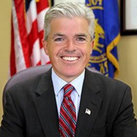 长岛萨福克县(Suffolk County) 执行长史蒂芬•拜隆 (Steven Bellone)