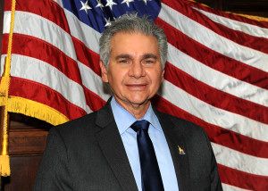 长岛格伦科夫市(Mayor of Glen Cove)市长雷金纳•德斯皮内洛 (Reginald Spinello)