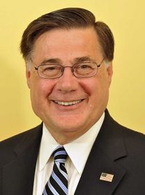 长岛布鲁克海文镇(Town of brookhaven)镇长爱德华•罗曼镇 (Edward P. Romaine)