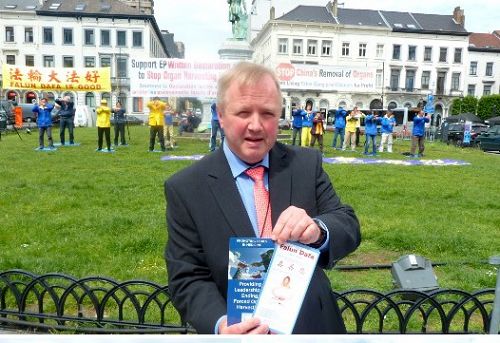 图2:德国议员Arne GERICKE来到法轮功学员活动现场表示支持