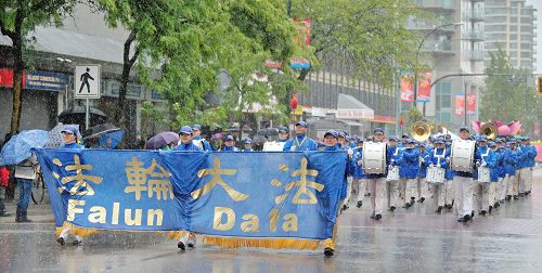 图1-3:法轮功学员冒雨参加了新西敏市海阅节游行,受到组委会和市民盛赞。