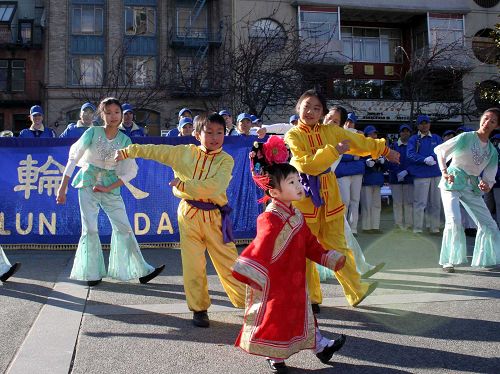 图2:图为伍均祥的大女儿(左后方正在跳舞的女孩)、三儿子(中间穿黄色炼功服正在跳舞的男孩)和小女儿(前面穿旗袍正在跳舞的小女孩)在二零零七年一月十四日中午,旧金山举行的声援一千七百多万中国人退出中共的庆祝活动中表演舞蹈。