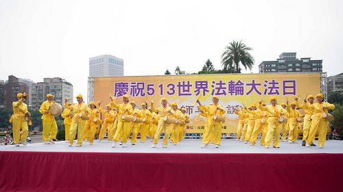 图11-16:法轮功学员表演乐器演奏、合唱、舞蹈等节目,庆祝“五一三”世界法轮大法日。