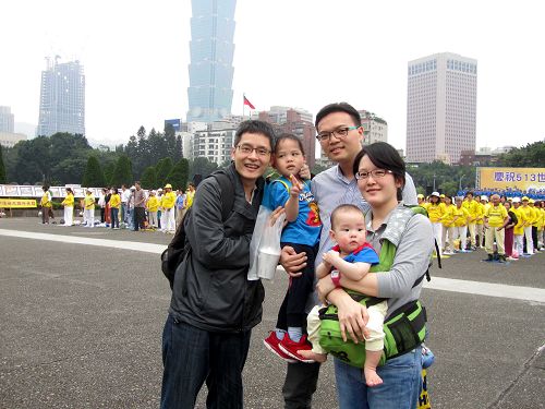 图18:台大电子所博士、现任竹科电子新贵陈春豪(右二)带着妻子婉祯与幼儿,偕同企管硕士小舅子李健豪(左一),参加一年一度的隆重庆典。