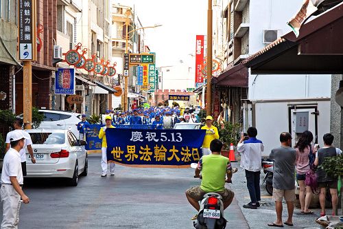 图4-6:南台湾的部分法轮功学员特于五月一日,汇聚于恒春半岛,举办游行踩街欢庆世界法轮大法日。