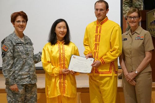 图3:美国军队医学研究所颁发法轮功学员褒奖。(左起:兰塔(Renta )上校, 姚博士,尼克(Nicholas Zifcak),李奇诺夫斯基(Rychnovsky)上校)
