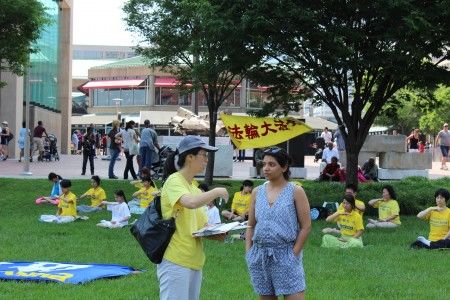 图5:法轮功学员在巴尔的摩市内港旅游区展示五套功法,同时向过往游客讲述迫害真相。