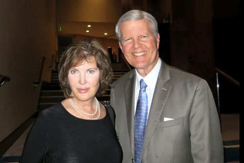 曾连任五届国会议员、Chapman大学法学院院长Tom Campbell与太太油画家Susanne看完2016年4月12日晚上的神韵演出后表示,演出非常令人向上。