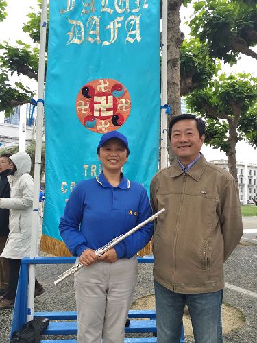 图2:二零一六年五月十三日,James 邱和太太一起前来旧金山市政广场参加“五一三”庆祝活动,谢师恩。