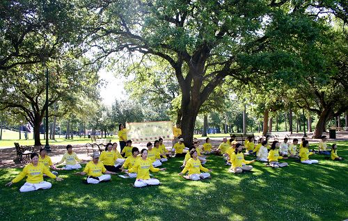 法轮功学员在赫尔曼公园(Hermann Park)展示功法