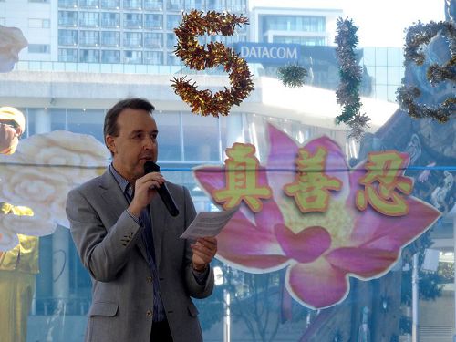 图7:著名人权律师凯瑞•戈尔向李洪志师父表达感激,祝全世界的大法弟子节日快乐。