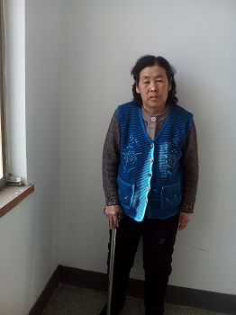 姜艳玲迫害致残后只能柱着棍慢慢行走,不能干家务活。