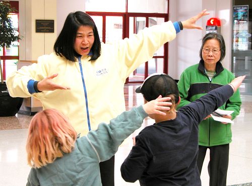 澳大利亚籍越南裔法轮功学员璇(Xuan Tieu)教小朋友炼法轮功