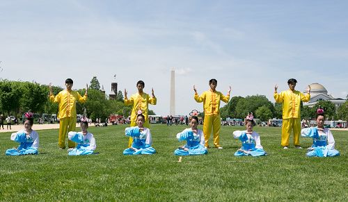 图1-5:庆祝法轮大法弘传世界二十四周年,二零一六年五月八日,美国首都华盛顿及周边地区的法轮功学员聚集在美国国家广场,集体炼功,展示大法美好。
