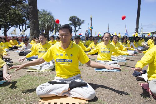 图1-4:庆祝世界法轮大法日,二零一六年五月八日,洛杉矶学员在圣莫妮卡码头公园集体炼功。