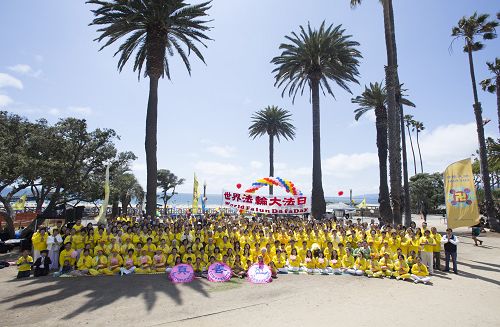 图5:五月八日,洛杉矶学员在圣莫妮卡码头公园欢庆世界法轮大法日,祝师父节日快乐。