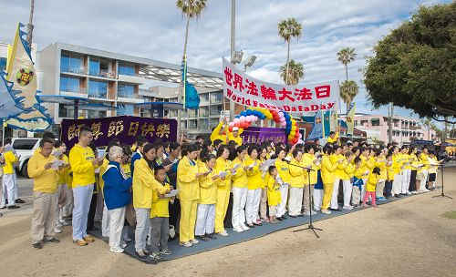 图7:法轮功学员合唱《师恩颂》,谢师恩。