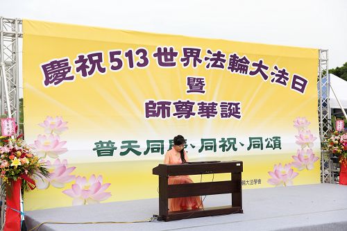 图6-9:合唱及二胡、古筝、钢琴等音乐演奏。