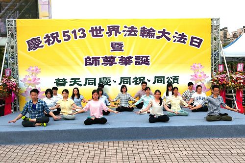 图10-12:亲子组、长青组、青年组等不同的法轮功学员展示五套功法