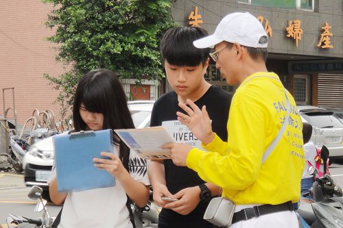 图19-20:了解迫害真相的民众,签名支持起诉江泽民。