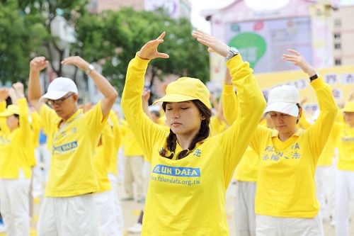 图1-4:二零一六年五月七日,法轮功学员在台湾桃园市中坜区的中正公园,举办活动,恭贺世界法轮大法日暨师尊华诞。