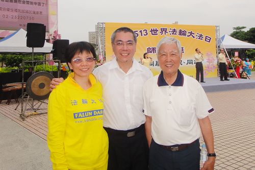 图5:洪景霖先生(右一)喜得大法,和儿媳一起留影。