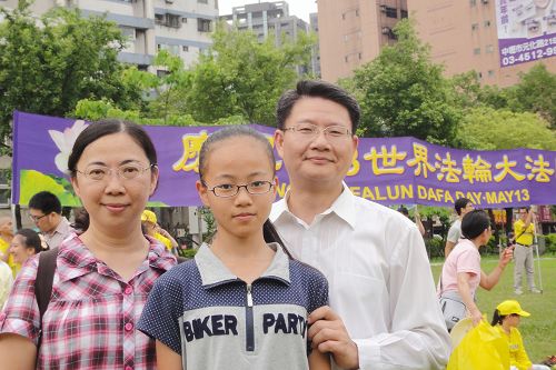 图7:黄志铭先生(右一)全家修炼,感到无比幸福。