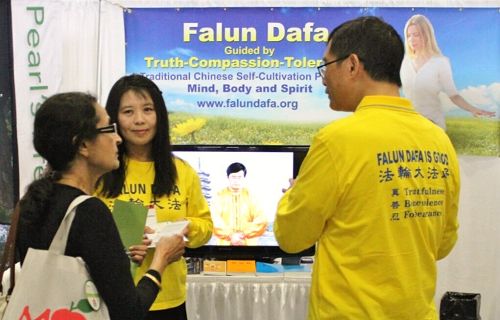 图1-4:法轮功学员在华府会展中心举行的第十二届美国绿色健康节上设立展位展位,向民众介绍法轮功,吸引许多参观者驻足了解,并表示有兴趣想学炼。