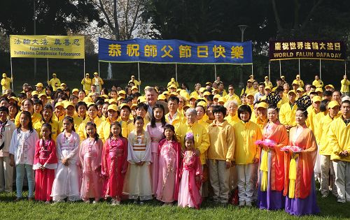 图2:联邦议员克雷格•凯利和法轮功学员合影祝贺法轮大法日