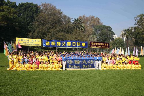 图3:部分悉尼法轮功学员向法轮功创办人李洪志先生拜寿:“恭祝师父生日快乐!”