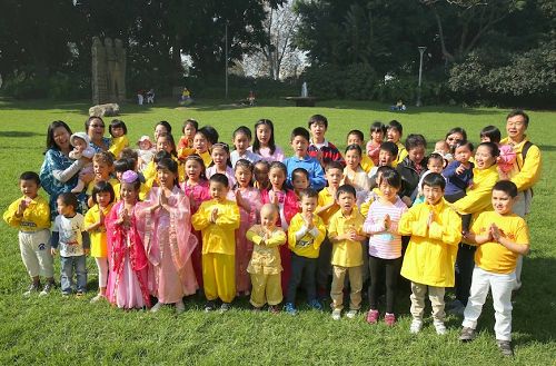 图4:部分法轮功小弟子们向李洪志师父恭祝生日快乐