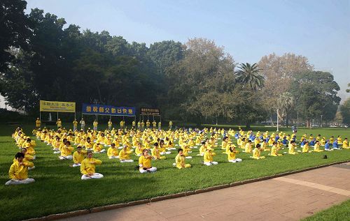 图5-7:法轮功学员在悉尼海德公园集体炼功,展示大法祥和与美好