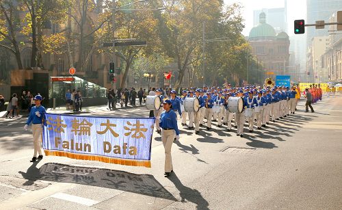 图8-17:悉尼法轮功学员们在悉尼市中心游行,与市民共庆“世界法轮大法日”,同时使更多民众了解法轮大法的美好和被迫害真相。