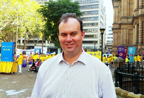 图21:帕拉马塔市政议员詹姆斯•肖(Councillor James Shaw Parramatta City Council)支持法轮功庆典活动