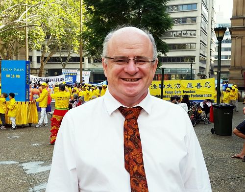 图22:市议员安德鲁•威尔逊(Andrew Wilson)非常高兴的祝愿世界法轮大法日!