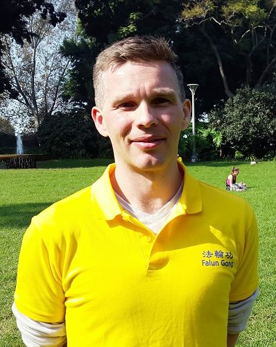 图24:尼古拉斯(Nicholas Eaik)兴高采烈的表示:修炼法轮大法使我的人生变的更加美好。