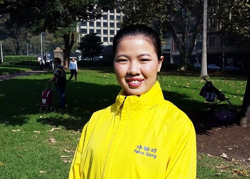 图26:法轮功学员婷娜(Tina)在公园里参加庆祝活动