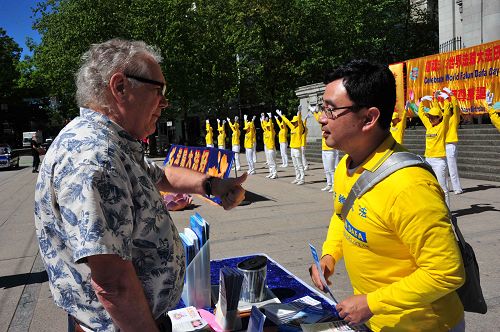 图6-8:民众在活动现场了解法轮功真相,学炼功法