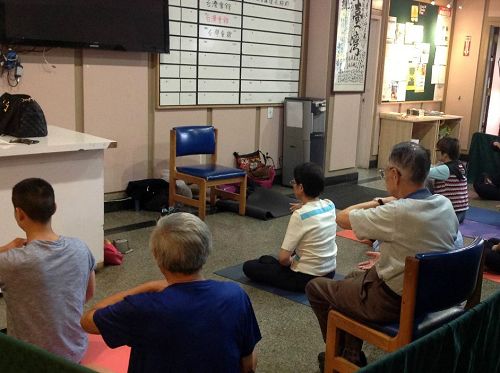 新学员在台湾会馆“法轮大法九天班”上学功。(摄影:TINA周)