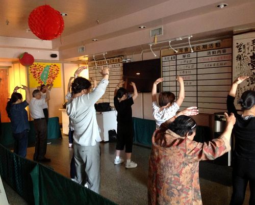 新学员在台湾会馆“法轮大法九天班”上学功。(摄影:TINA周)