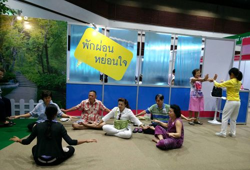 图1-3:二零一六年泰国健康博览会上,民众现场学炼法轮功。