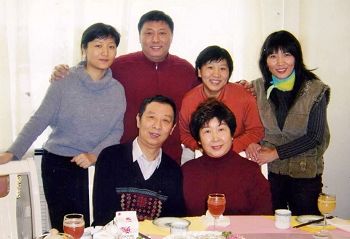 姐弟四人与父母合影:(后排左起)妹妹吕适昕、弟弟吕适强、吕适羽、大姐吕适平。