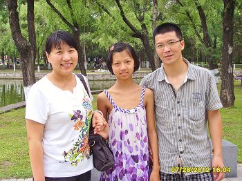 吕适羽(左)和丈夫韩伟(右)及他们的女儿(中)