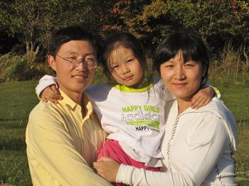 吕适昕(右)和丈夫李国友(左)和他们的女儿(中)