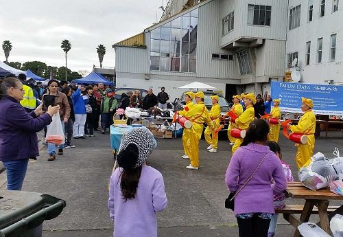 法轮功学员在奥克兰西区艾文戴尔(Avondale)马场进行腰鼓队表演