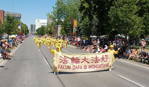 父亲节圣日大游行中,行进中的腰鼓队。