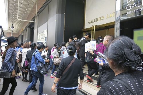 图1:退党义工们在拉法耶特商场门前向大陆游客们赠发《真相报》。